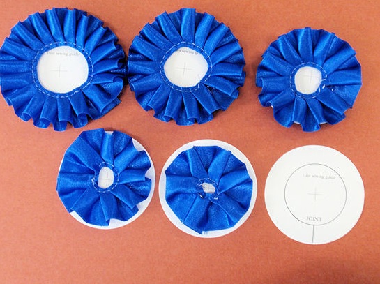 ロゼット 各サイズのくるみボタンで作ってみました(^O